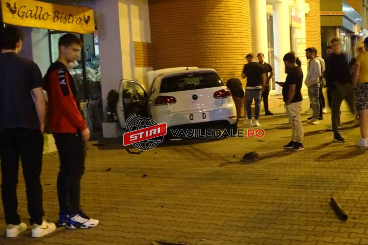 VIDEO: TERIBILIST LA VOLAN – Un șofer din Sălaj ”a zburat” cu mașina de pe șosea oprindu-se în peretele unui magazin din Baia Mare (actualizare)