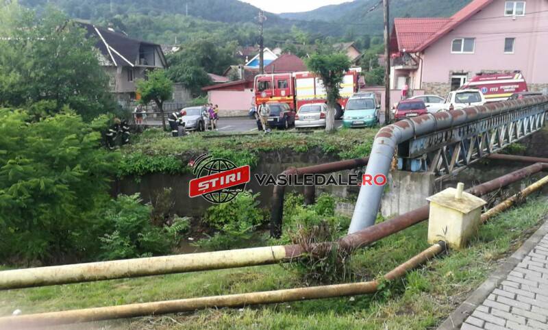 EXCLUSIV FOTO: Un bărbat a căzut în râul Săsar din Baia Sprie. Au intervenit pompierii