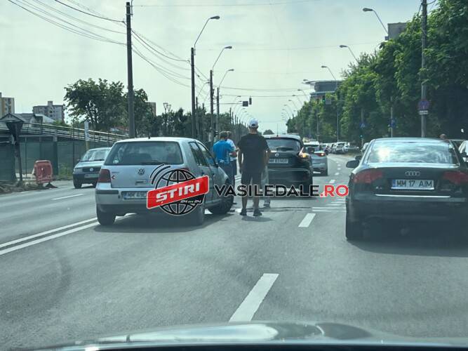 FOTO: Impact între două autoturisme pe bd Independenței