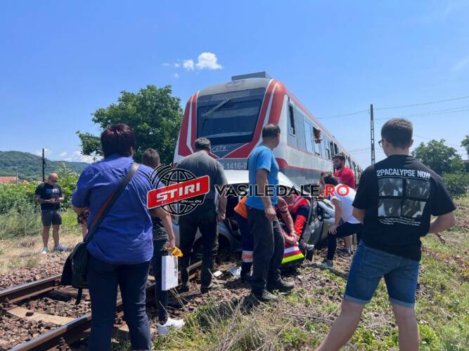 EXCLUSIV VIDEO: Maşină lovită de tren la Cicârlău. Șoferița încarcerată – ACTUALIZARE
