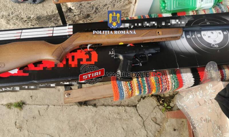 FOTO: Percheziţii la Săcel. Arme găsite la domiciliul unui tânăr de 21 ani