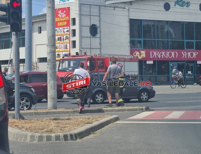 ACCIDENT ÎN BAIA MARE: O femeie de 41 de ani a ajuns la spital în urma impactului dintre două maşini (VIDEO)