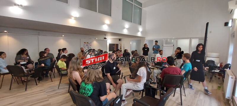 Voluntari de la companii globale de tehnologie instruiesc tineri vulnerabili din Baia Mare