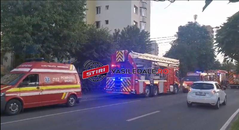 VIDEO: Foc la etajul 8 al unui bloc de pe bd. Decebal din Baia Mare. Proprietarul transportat la spital cu arsuri grave a murit la Spitalul din Timișoara. 60 oameni evacuați (actualizare)