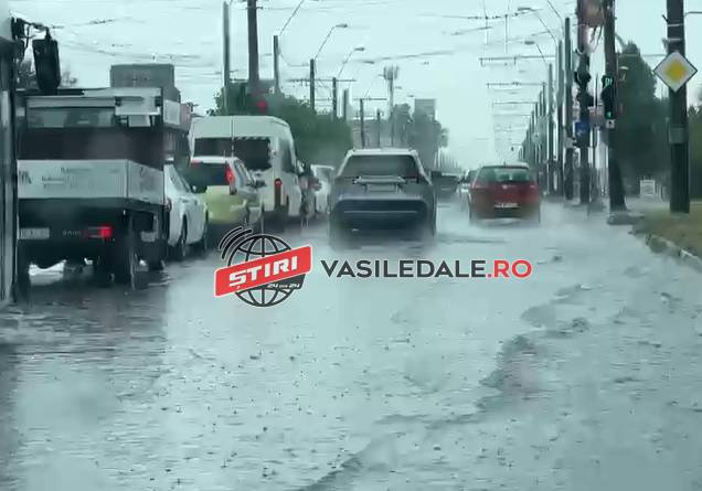 Haos în Baia Mare, carosabil inundat. Accident la Lăpuşel – video