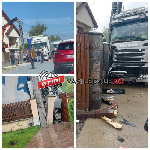 VIDEO: A ajuns cu autotrenul în gardul unei gospodării din Bârsana. Un stâlp de la rețeaua electrică a fost rupt