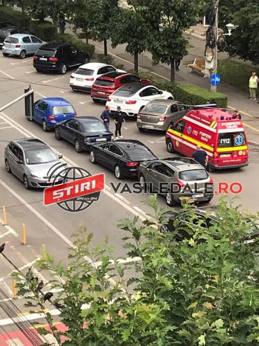 CA LA POPICE: 4 mașini implicate într-un carambol pe bd Traian din Baia Mare. O persoană rănită (VIDEO)