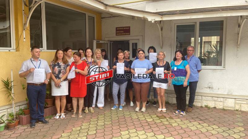 FOTO – Protest al angajaţilor din Agenţiile Judeţene de Plăţi şi Inspecţie Socială din mai multe judeţe, inclusiv Maramureș faţă de prevederile ordonanţei care vizează reducerea cheltuielilor din sectorul bugetar
