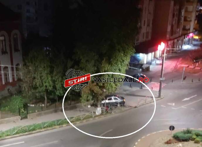 FOTO – Sigheteni beți criță la volan. Unul dintre ei a ajuns pe trotuar trecând prin gardul metalic din fața unei biblioteci. Accidente în Sighet, Baia Mare, Strîmtura și Seini