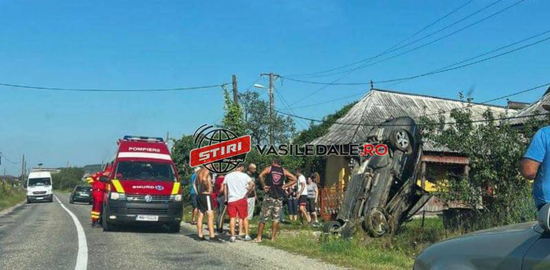 FOTO / ACCIDENT SPECTACULOS: O maşină s-a înfipt cu botul în pământ între Suciu de Jos şi Suciu de Sus – actualizare