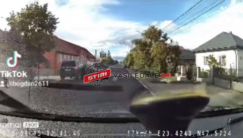 VIDEO: Accident LIVE pe DN1C la Satulung. Două mașini s-au ciocnit. A treia mașină ce era parcată a fost avariată