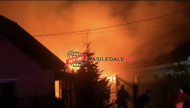 Exclusiv video: O gospodărie din Săsar a fost cuprinsă de flăcări! Focul s-a extins la o casă din vecini – ACTUALIZARE