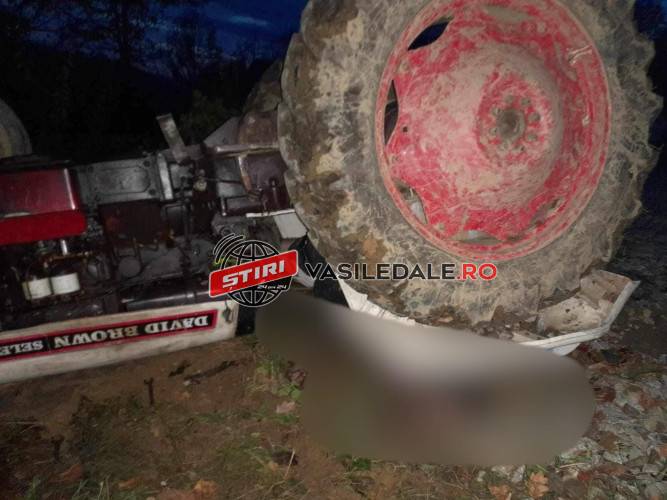EXCLUSIV FOTO – Tragedie la Repedea: S-a răsturnat cu tractorul și a murit strivit sub acesta