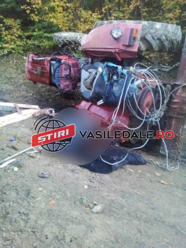 EXCLUSIV FOTO: Tragedie la Ruscova – Un bărbat s-a răsturnat cu tractorul și a murit
