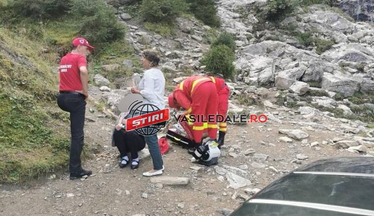 FOTO: Salvamontiştii borşeni au recuperat o femeie rănită care a urcat la Cascada Cailor