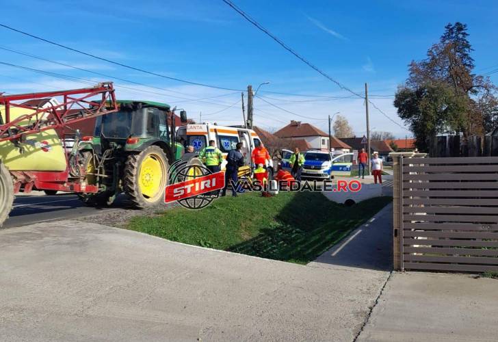 FOTO/VIDEO: Grav accident în Apa. Brațul metalic al unui utilaj i-a intrat în stomac prin parbrizul mașinii. Intervine elicopterul SMURD