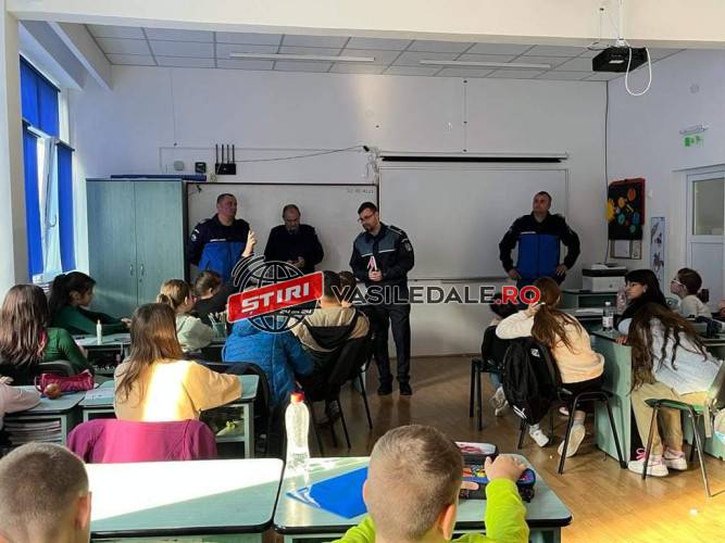 Poliţiştii maramureşeni au participat la mai multe activități cuprinse în programele Şcoala Altfel sau Şcoala Verde