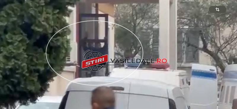 VIDEO: MOMENT EMOȚIONANT – O femeie și-a luat adio de la iubit înainte de a intra în arestul Poliției. ”Florineeeeee… o să vin în vizită!”