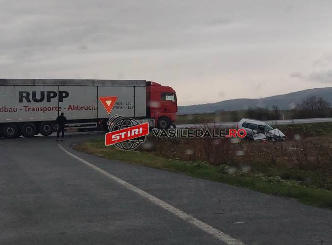 FOTO: Un maramureşean a ajuns la spital după ce a fost implicat într-un accident rutier la Apa