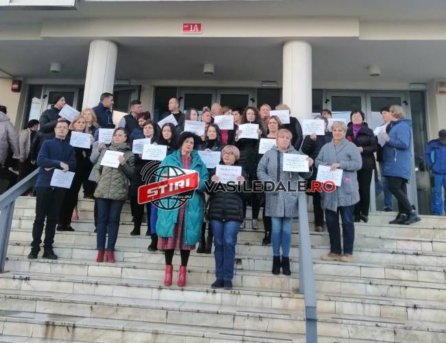 FOTO / VIDEO: Zeci de angajați ai Casei Judeţene de Pensii Maramureş protestează