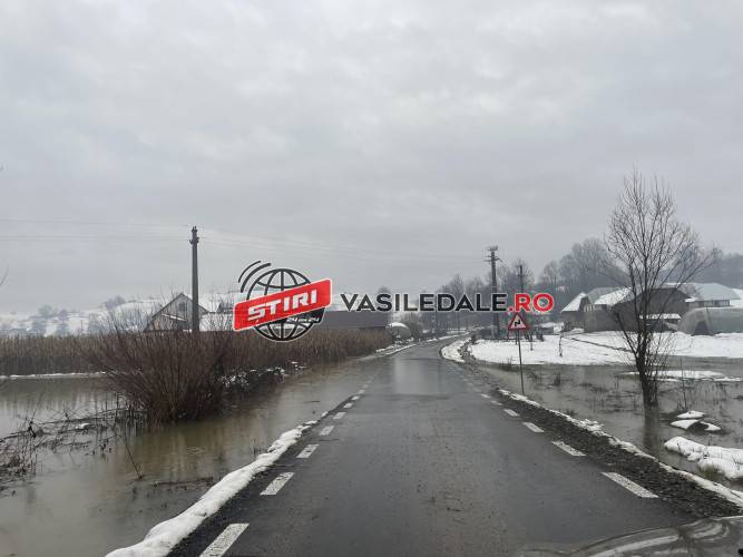 VIDEO: Inundații pe DJ 171E recent reabilitat între Costeni și Cupșeni. Probleme și în Baia Mare
