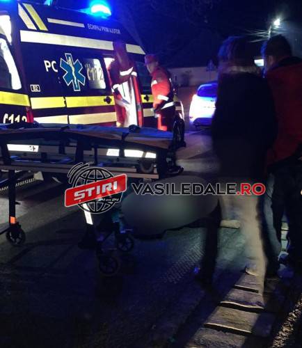EXCLUSIV FOTO: Un tânăr a trecut cu mașina peste un bărbat care se afla întins pe șosea. Victima a murit la spital