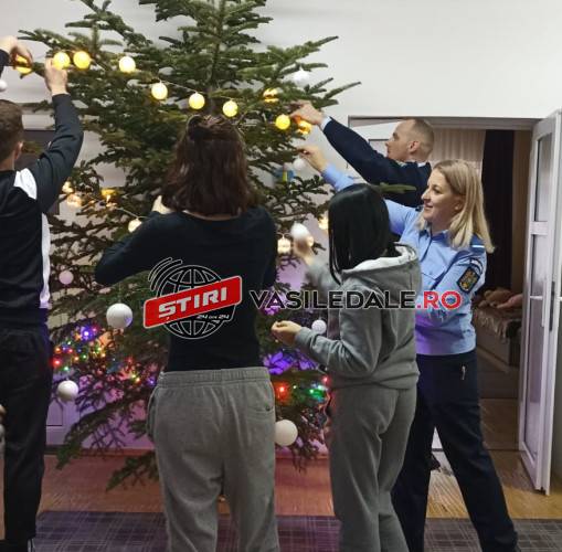 FOTO: Jandarmii maramureșeni au împodobit bradul cu copiii unei Case de Tip Familial din Baia Mare