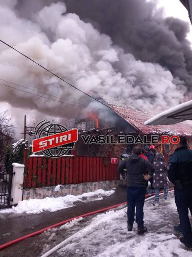 EXCLUSIV VIDEO – În AJUNUL CRĂCIUNULUI: Incendiu violent la două case de pe Dealul Crucii din Baia Mare. O victimă (actualizare)