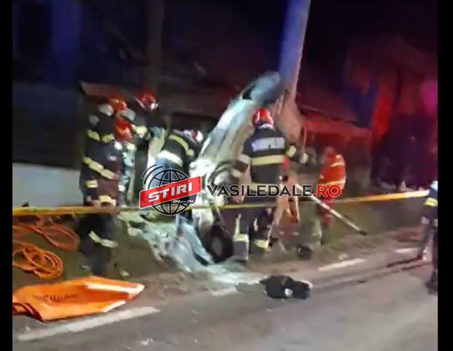 EXCLUSIV VIDEO: TRAGEDIE LA ONCEȘTI – Șoferul a murit decapitat, pasagerul în stare critică. Mașina s-a înfipt într-un podeț (actualizare)