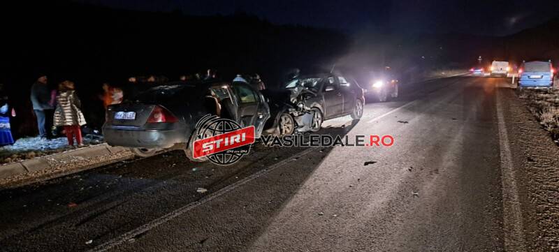 FOTO EXCLUSIV: Impact frontal între două autoturisme la Răzoare