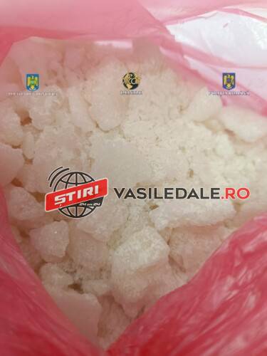 FOTO: Un tânăr de 21 ani prins în trafic cu droguri la Oncești. A fost arestat preventiv (actualizare)