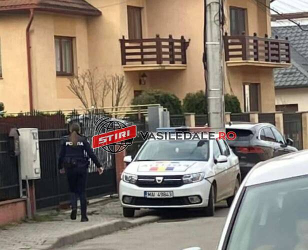PRELUARE SIGHET247: Polițistă anchetată de superiori pentru că ar fi folosit autospeciala instituției în scop personal. A și parcat-o ilegal în fața casei sale, blocând trotuarul