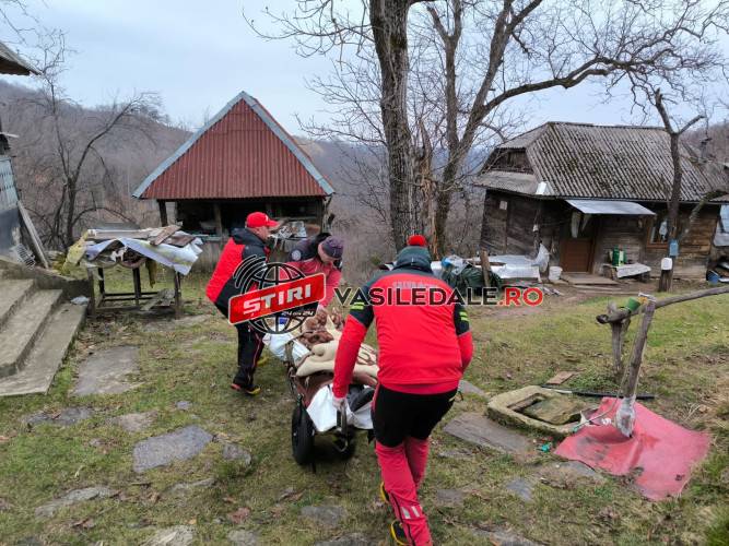 Bătrân bolnav din Copalnic Deal transportat la ambulanţă cu ajutorul salvamontiştilor