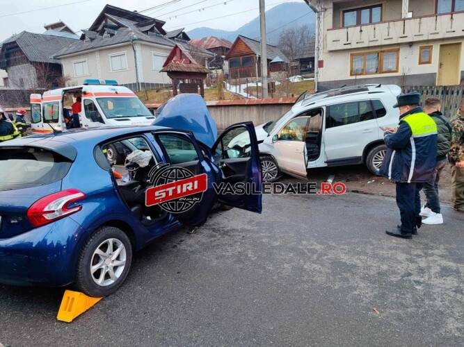 EXCLUSIV VIDEO: 4 victime după ce două maşini s-au ciocnit la Nănești. O persoană decedată
