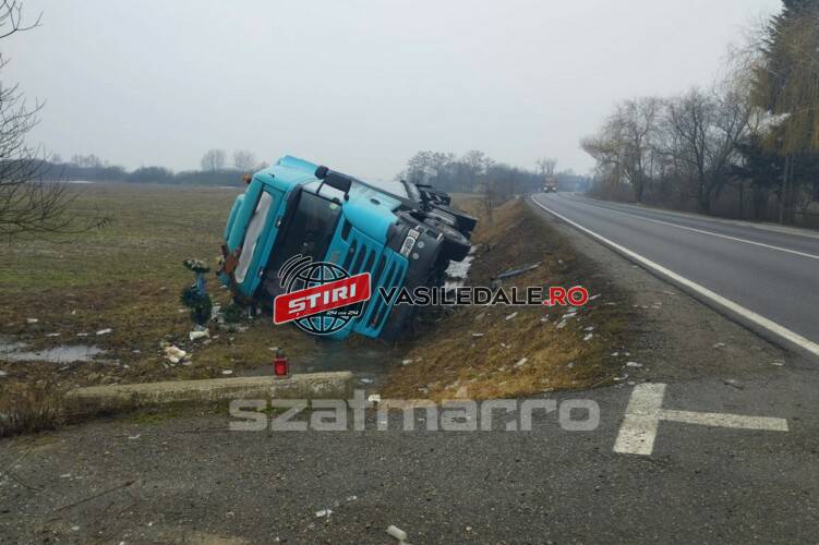 FOTO: Un TIR condus de un maramureşean s-a răsturnat la Ciuperceni
