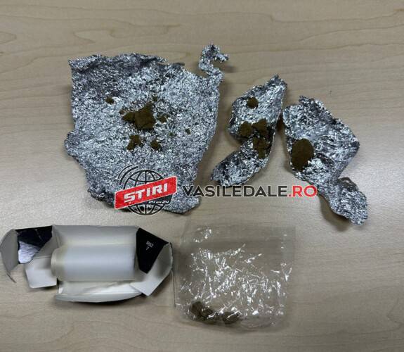 Doi tineri drogaţi, depistaţi în zona Spitalului Judeţean de Urgenţă