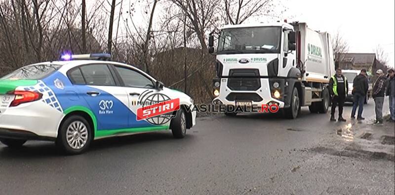 VIDEO: Scandal – Societatea DRUSAL blocată să descarce gunoaiele de la firme, școli și instituții publice. Mașinile de gunoi au blocat o stradă. Poliția Locală a intervenit