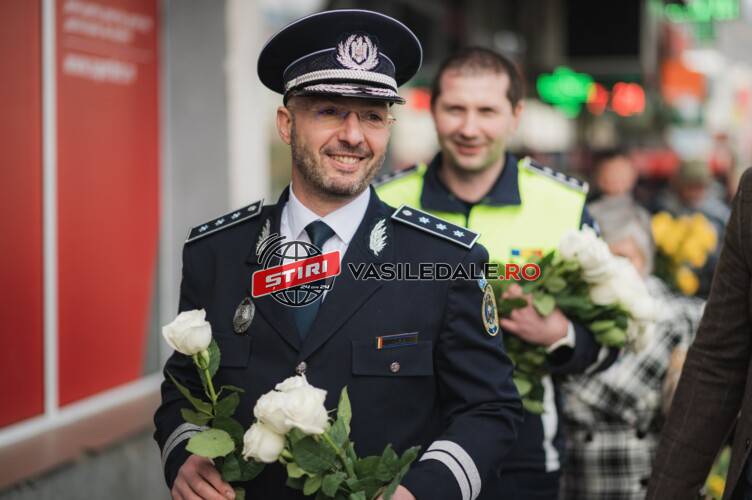 Polițiștii maramureșeni au oferit azi flori, zâmbete, gânduri de recunoștință și apreciere pentru femei