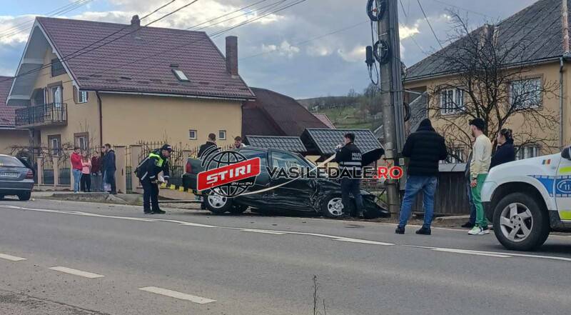EXCLUSIV VIDEO: Doi răniţi după ce două maşini s-au ciocnit în Berbeşti