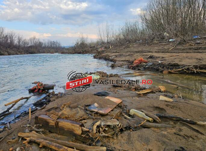 Cursurile de apă, afectate de depozitarea necontrolată a deşeurilor