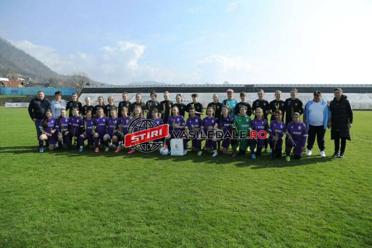 RESPECT ŞI APRECIERE: Florin Andreicuț, decanul Baroului Maramureș, a dăruit o minge semnată de jucătorii de la Real Madrid, echipei ACS Fotbal Feminin Baia Mare