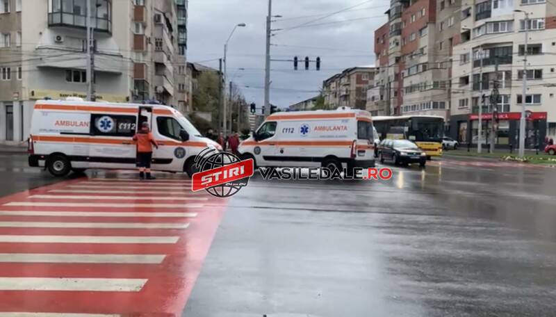 EXCLUSIV VIDEO: O tânără însărcinată s-a speriat de girofarurile Ambulanței pe zebră s-a împiedicat și a căzut