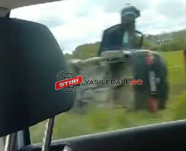 FOTO – Două pasagere rănite după ce s-a răsturnat cu mașina în decor. Cum a ajuns acolo?