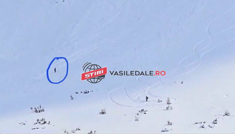 VIDEO: Turistă târâtă de o avalanşă în Munţii Rodnei. A supravieţuit