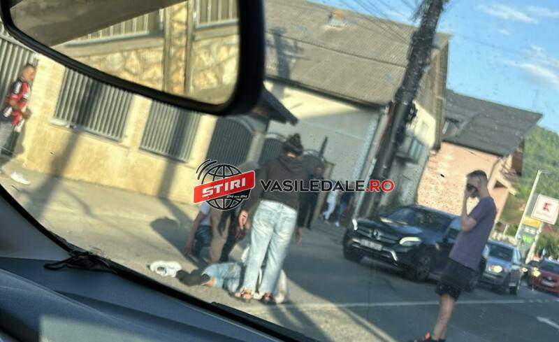 FOTO EXCLUSIV: VIȘEU DE SUS – Un pieton beat care a traversat strada neregulamentar și fără să se asigure a fost lovit de o mașină