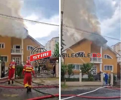 VIDEO: Acoperişul în flăcări al unei case, după ce a fost trăsnită. Hidranții NU AU FUNCȚIONAT!