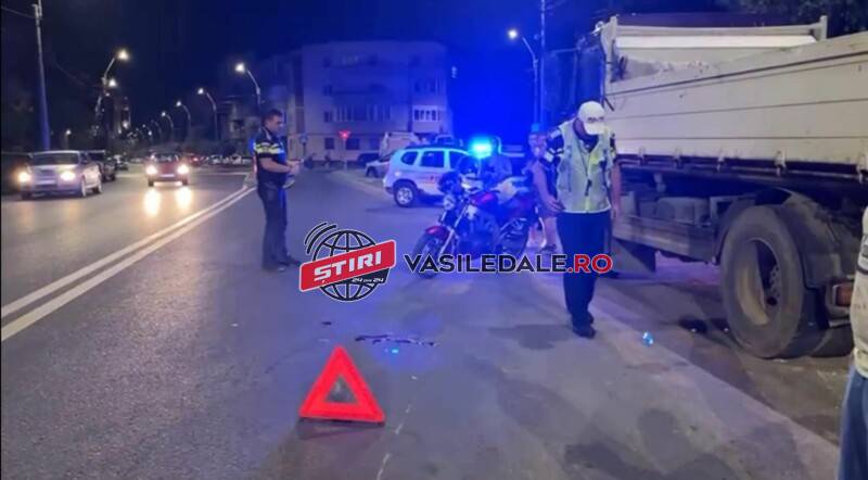 EXCLUSIV VIDEO: S-A DEZECHILIBRAT – Un motociclist a căzut cu motorul pe carosabil pe strada Hortensiei din Baia Mare