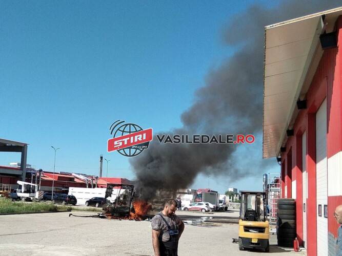 FOTO / VIDEO: O autoutilitară a luat foc pe str. Topazului în curtea Fermei Zootehnice (actualizare)