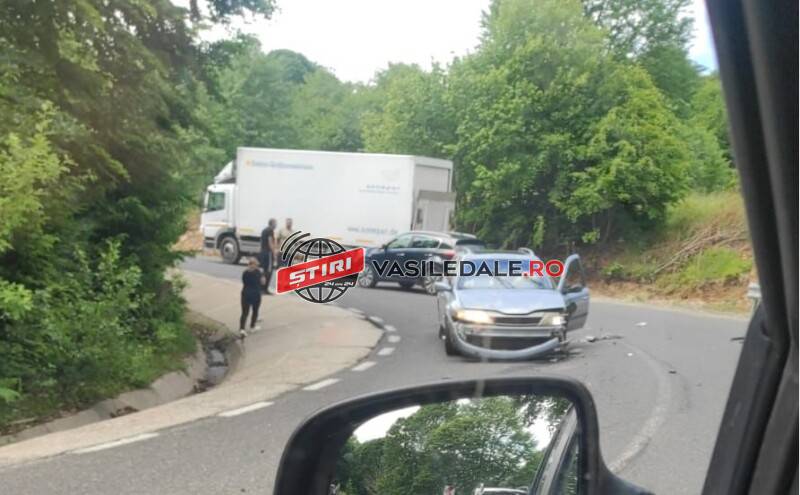 FOTO: Impact între un autoturism şi o autoutilitară la ieşirea din Budeşti