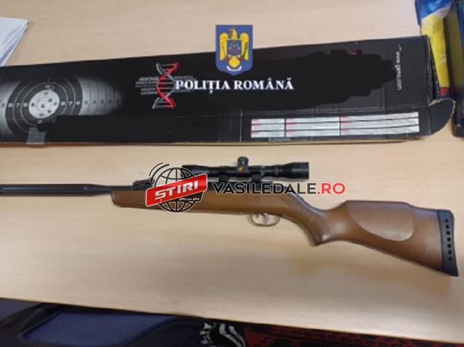 SIGHETU MARMAȚIEI: Armă deținută ilegal, ridicată de polițiștii specializați în regimul armelor și munițiilor (foto)